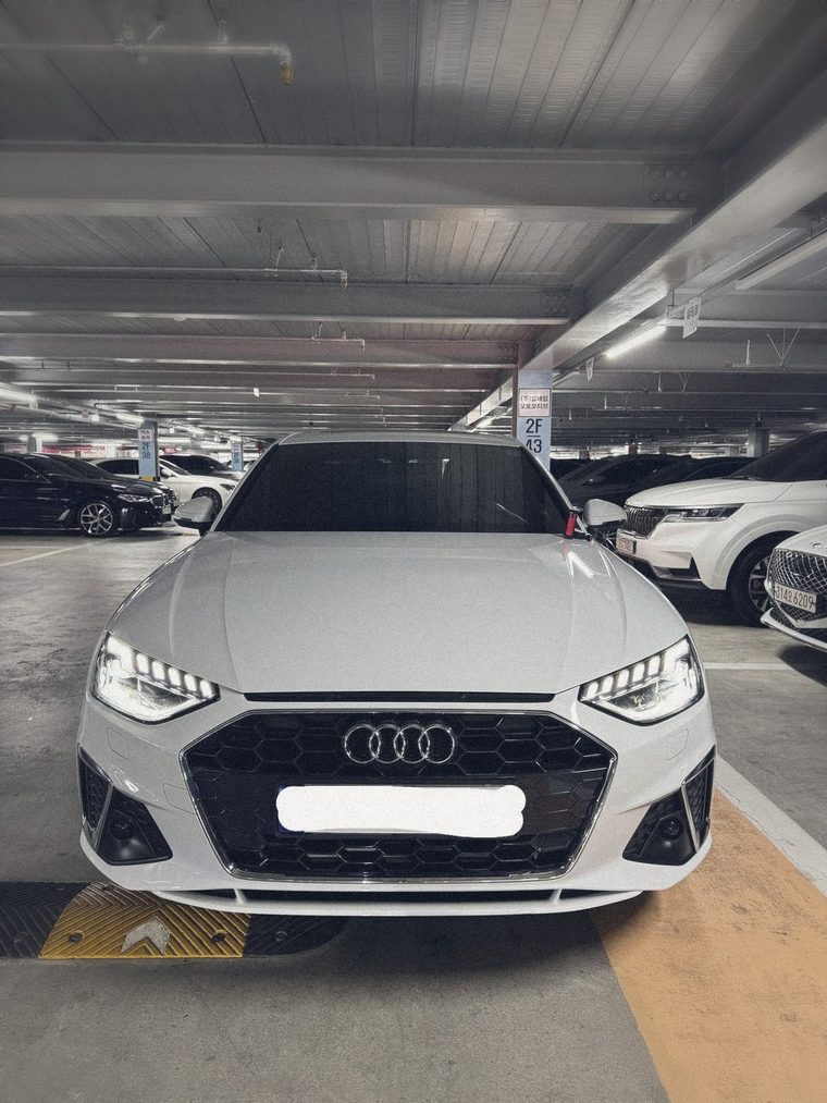 Реальный осмотр Audi A4 в Корее — фото спереди на парковке дилера