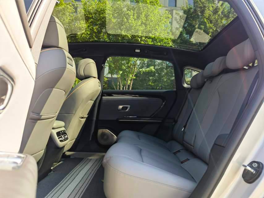 Changan A06 510 Max, наш лот, задний ряд под панорамной крышей