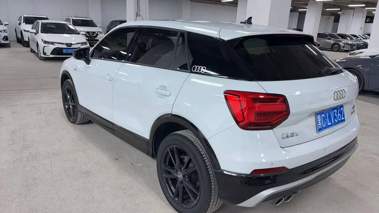 Audi Q2L 2021, наш лот, фото от дилера в Китае, вид сзади (3/6)
