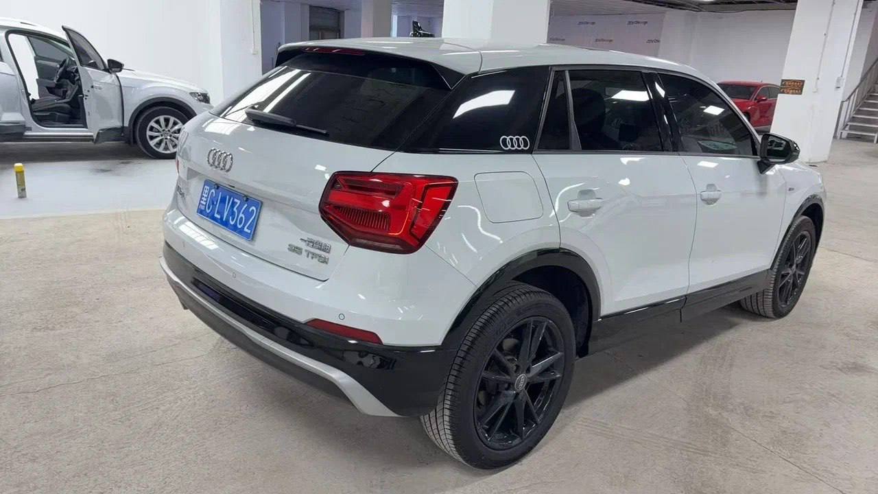 Audi Q2L 2021, наш лот, салон и передние кресла (4/6)