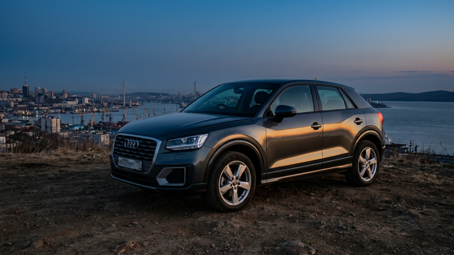 Audi Q2L во Владивостоке после доставки из Китая, город и сопки на фоне вечернего неба