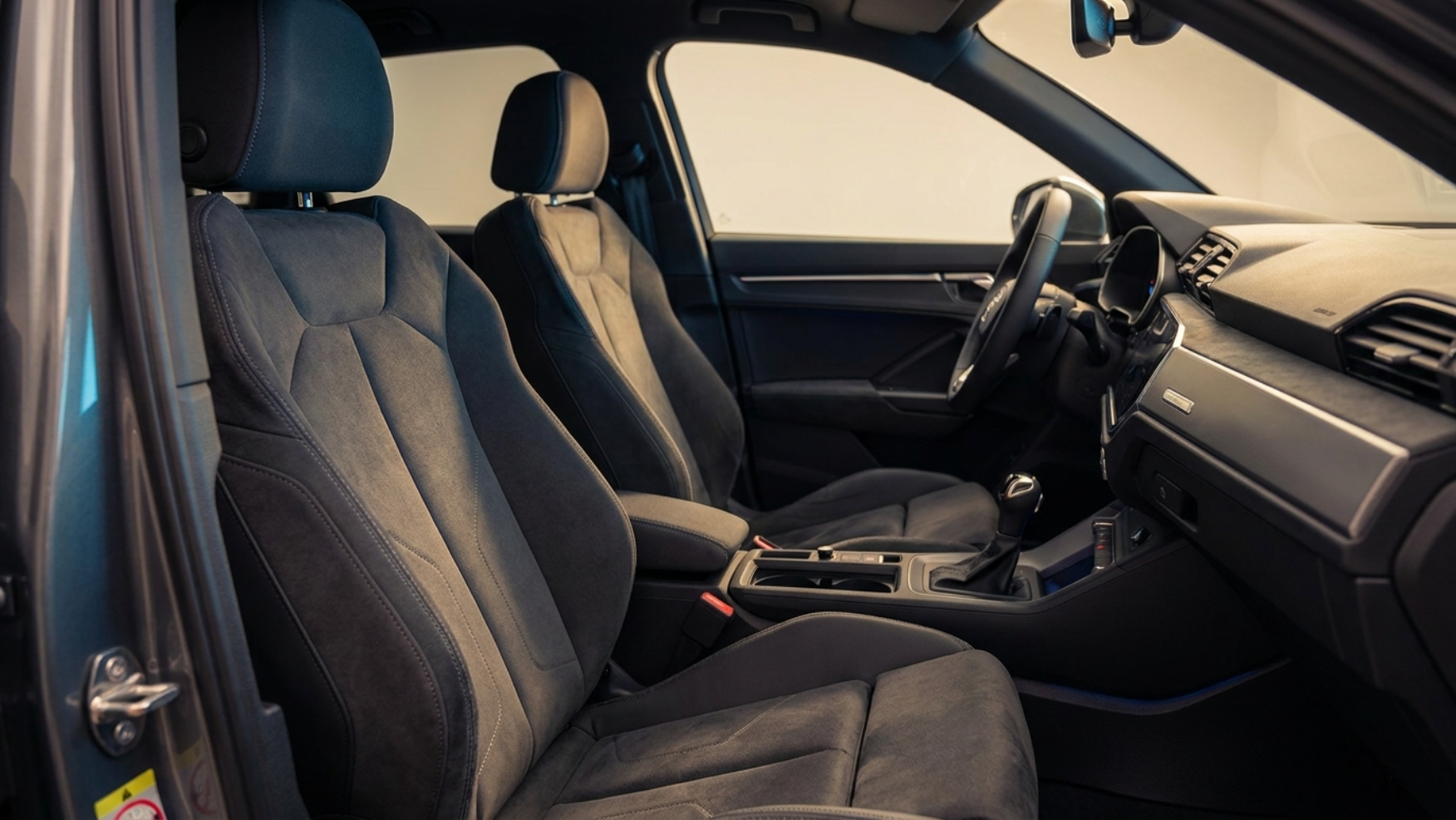 Салон Audi Q3 с алькантарой и спорт-сиденьями