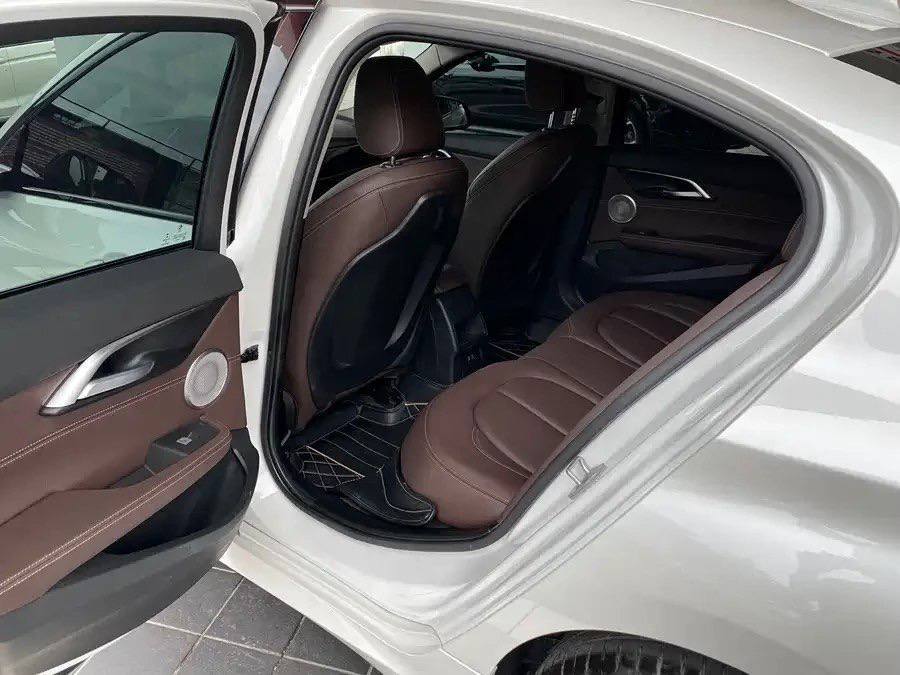 BMW 1-series 2023, лот из Китая (4/6)