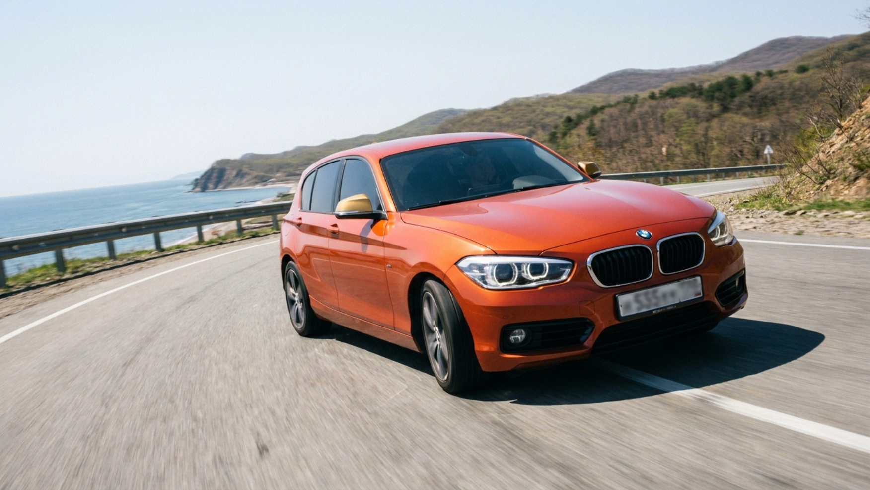BMW 118i F20 в динамичном повороте на приморской трассе