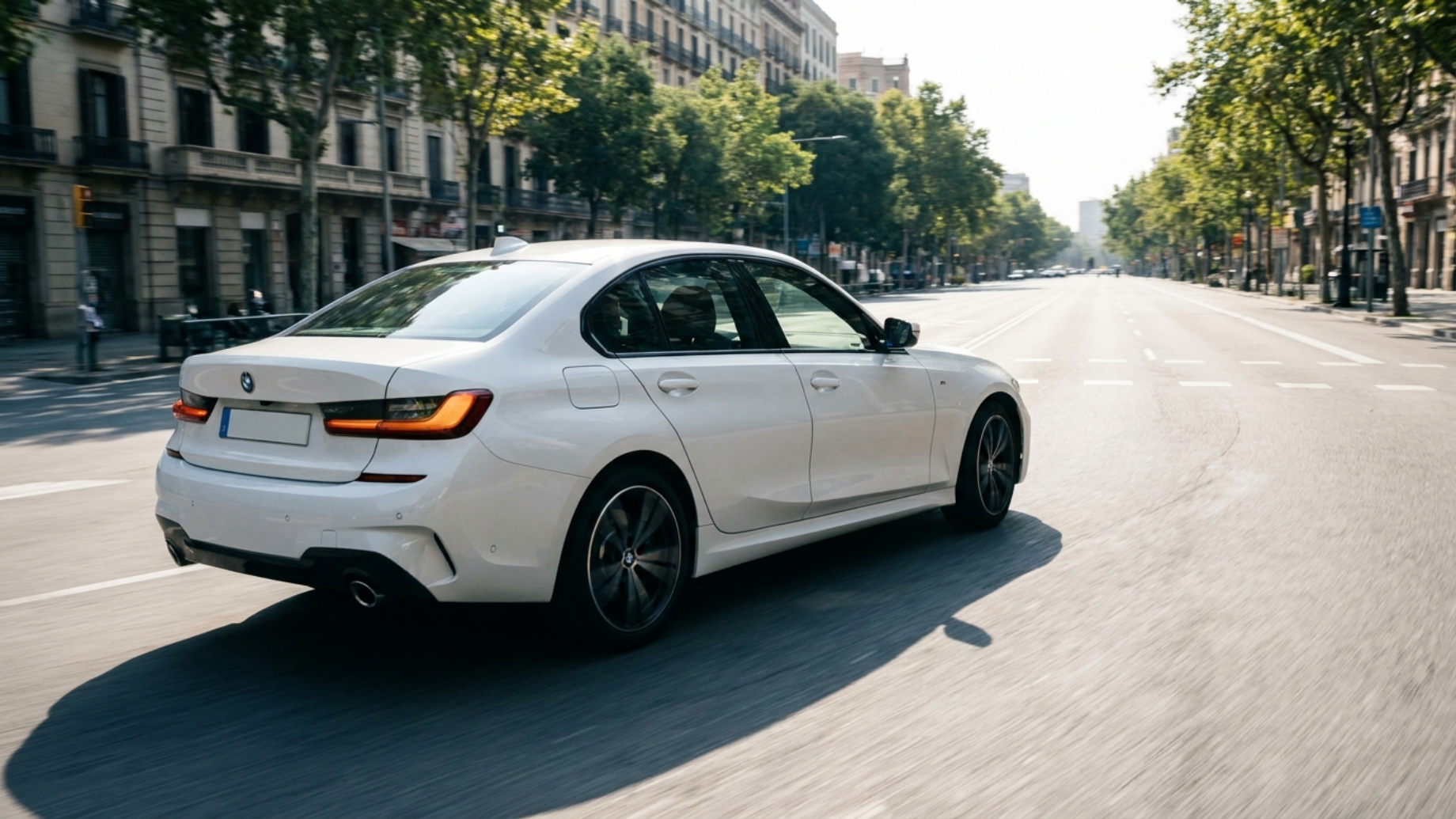 BMW 3-Series G20 в движении на приморском серпантине, драйв