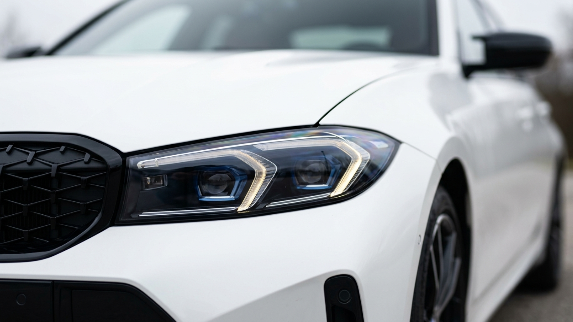 Передняя оптика BMW 3-Series G20 рестайлинг крупным планом, обновлённые фары и решётка