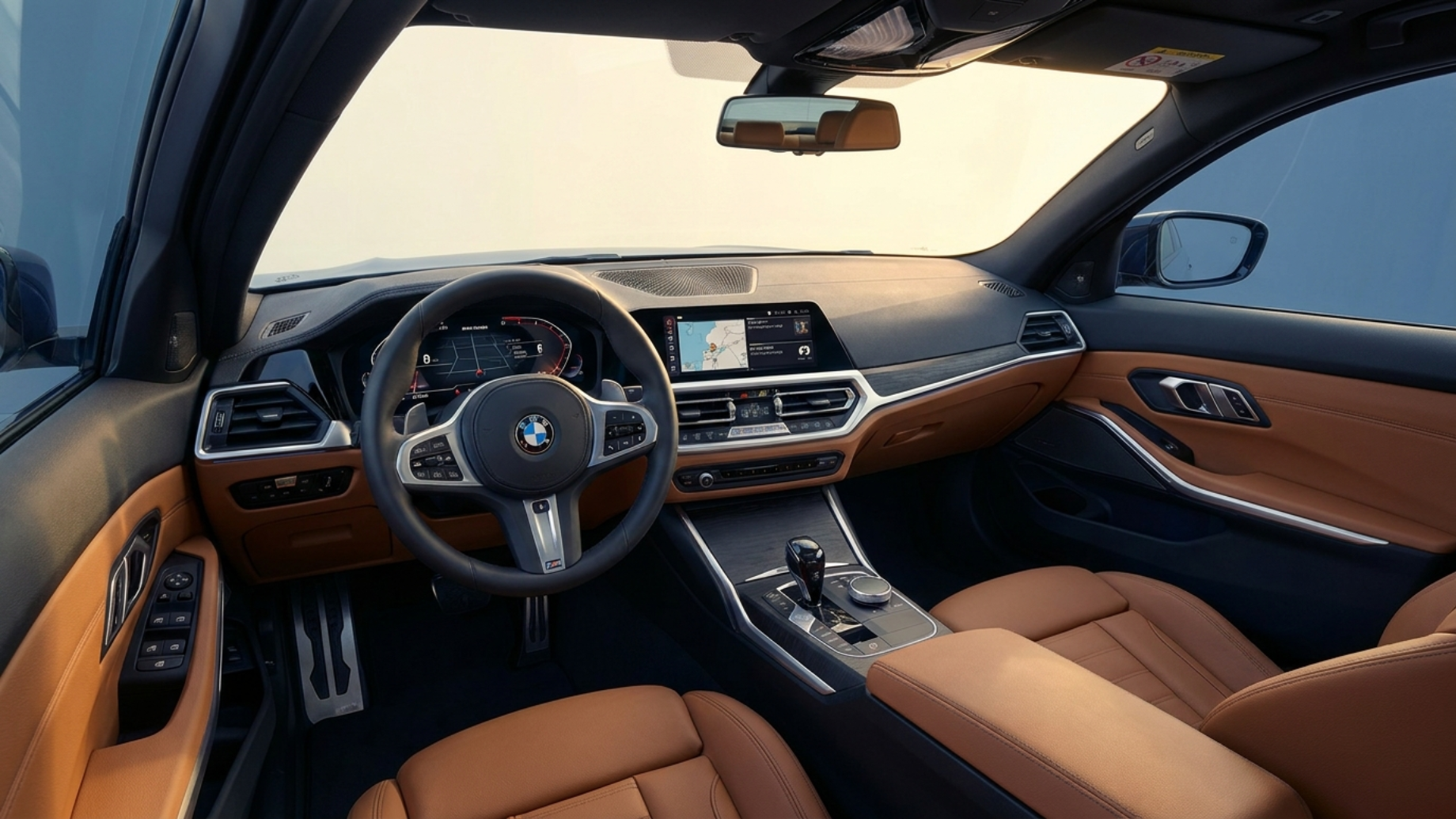 Приборная панель и мультимедиа iDrive в салоне BMW 3-Series G20, руль M Sport