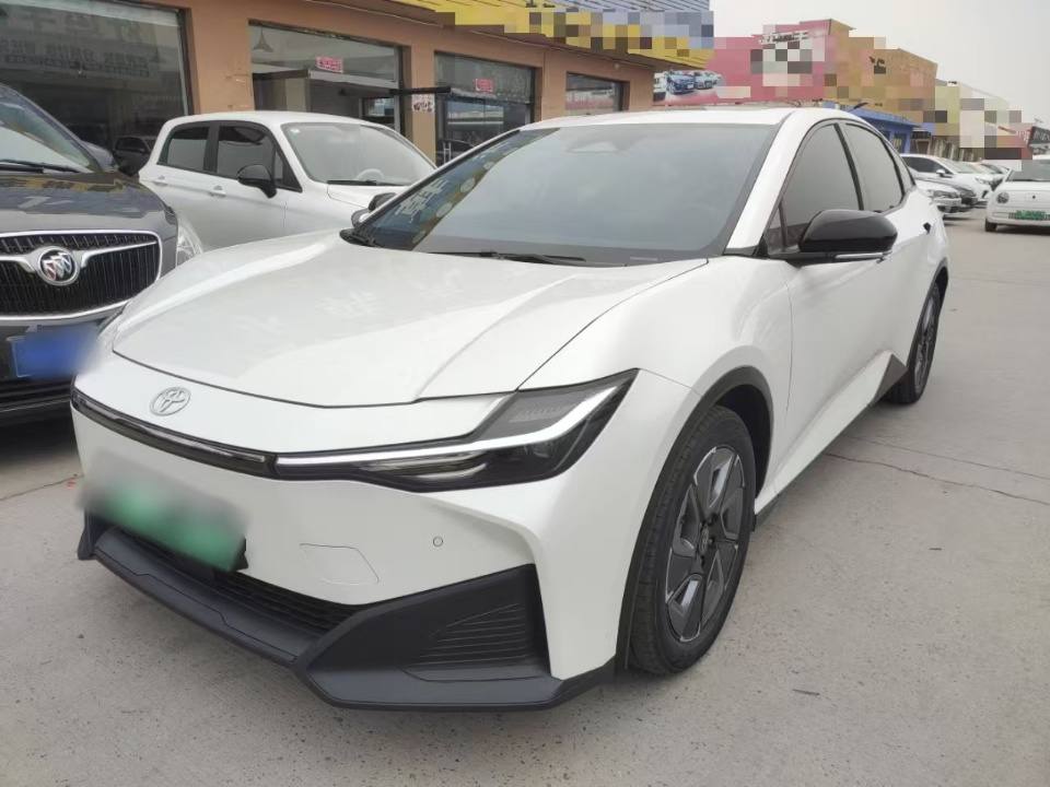 Toyota bZ3 2023, лот из Китая (1/5)
