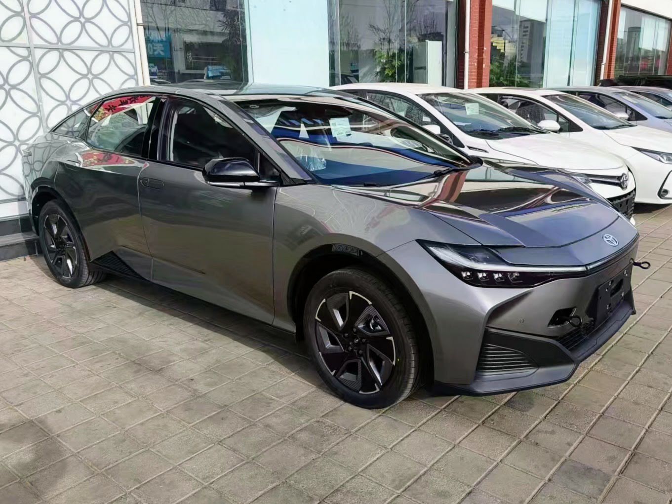 Toyota bZ3 2023 из Китая на стоянке дилера, реальное фото
