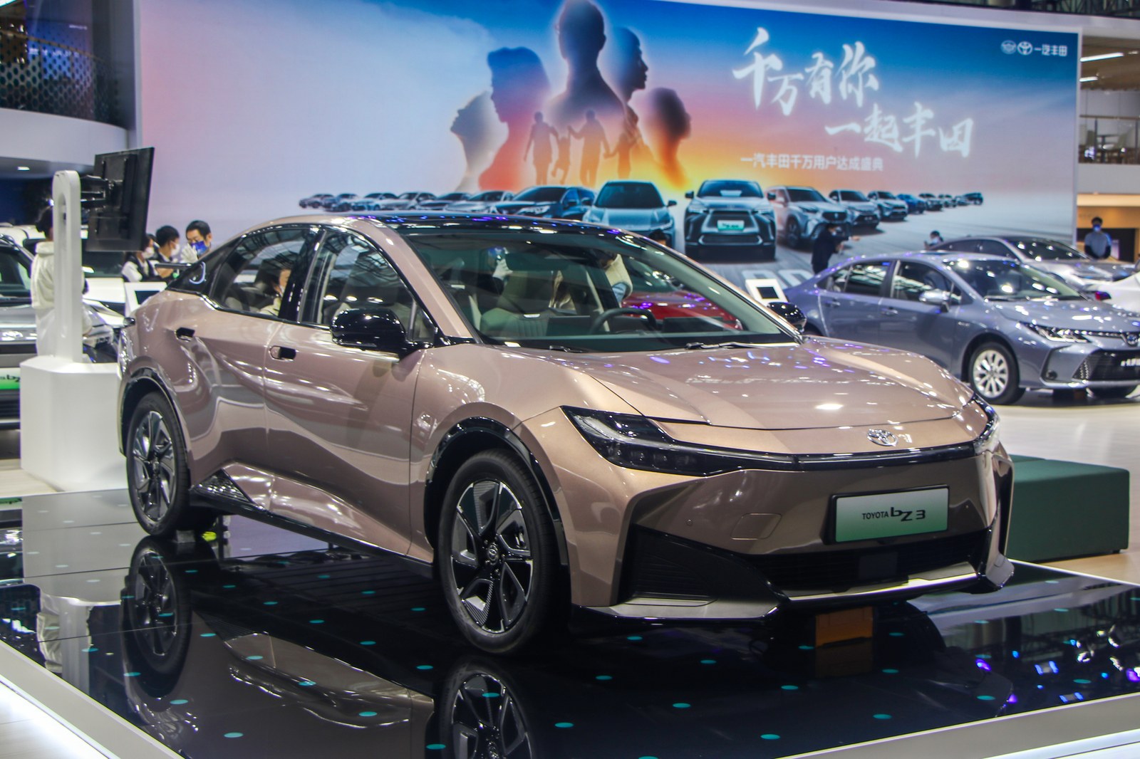 Toyota bZ3 2023 на автосалоне в Китае, реальное фото