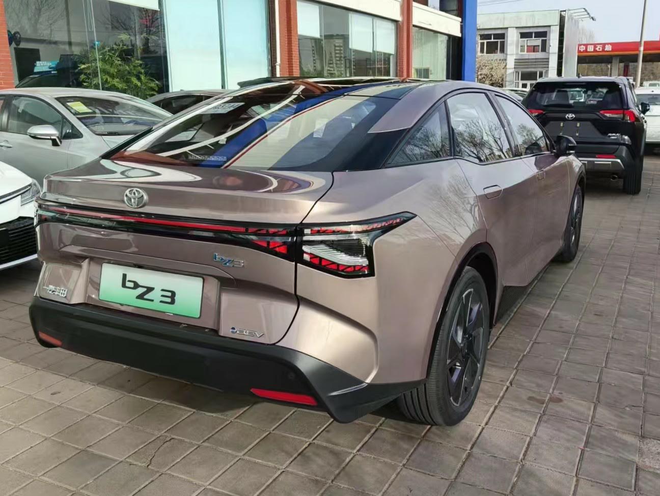 Toyota bZ3 2023 из Китая, вид сзади 3/4, реальное фото