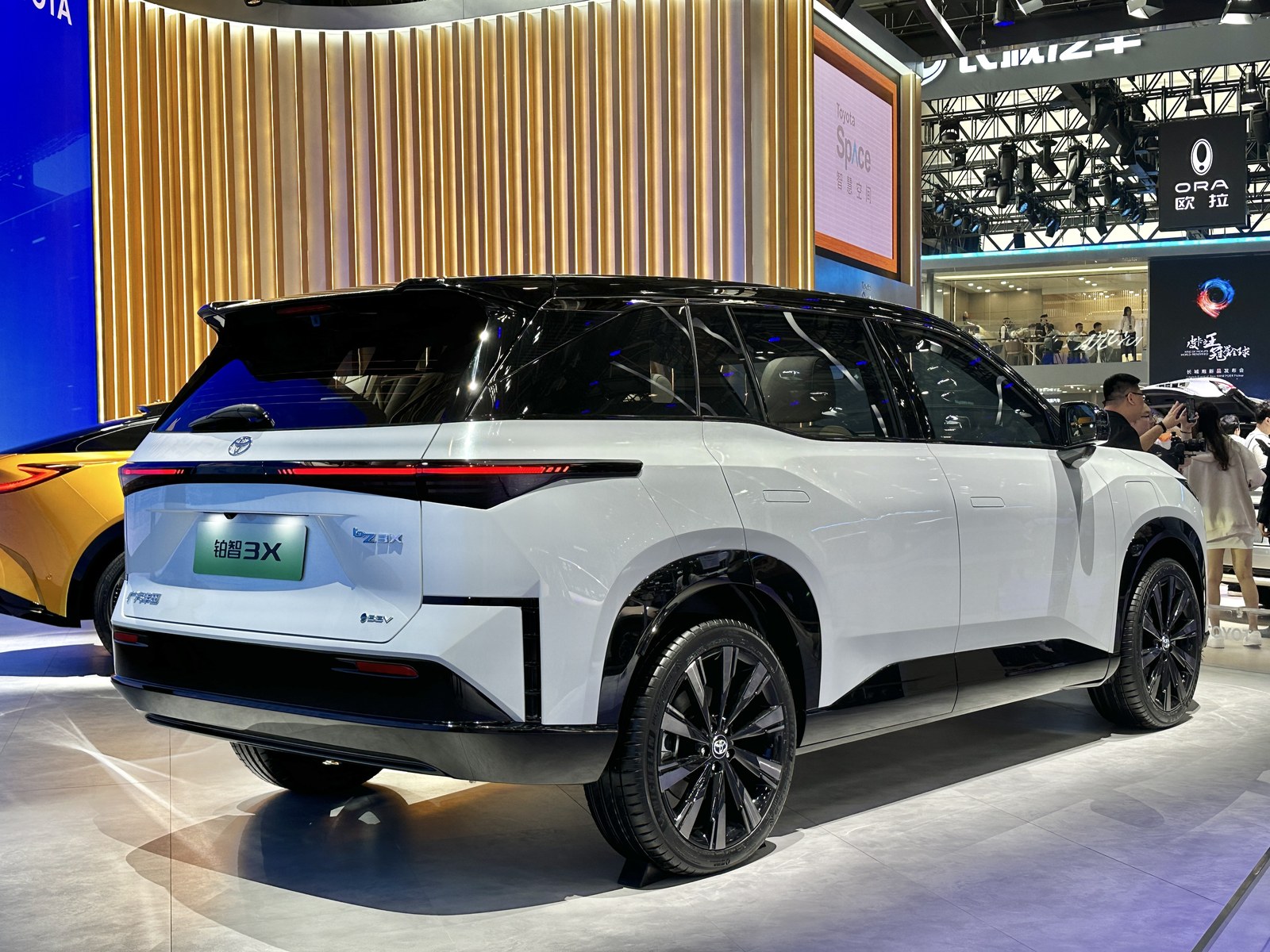 Toyota bZ3X 2025 из Китая, вид сзади 3/4, реальное фото с автосалона