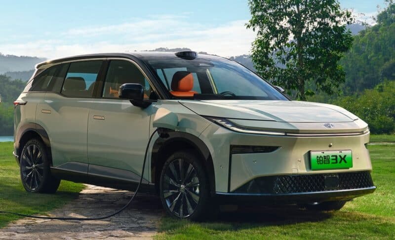 Зарядка Toyota bZ3X 2025, реальное фото, кабель подключён к переднему крылу