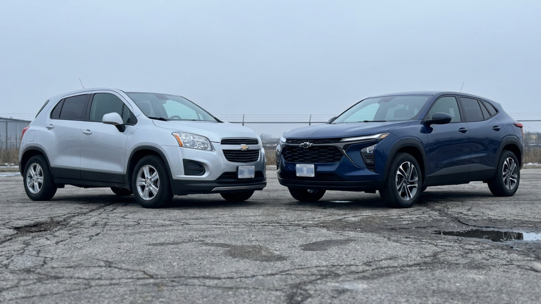 Старый угловатый Chevrolet Trax рядом с новым обтекаемым Trax 2023 на площадке