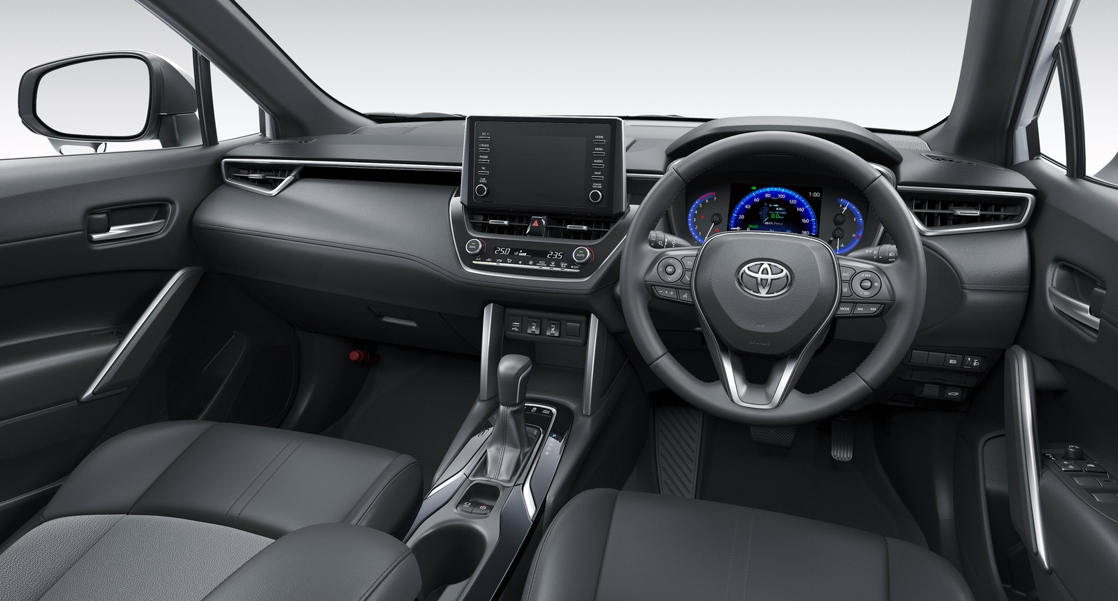 Салон Toyota Corolla Cross комплектации Z: кожаные сиденья с подогревом и цифровая приборка