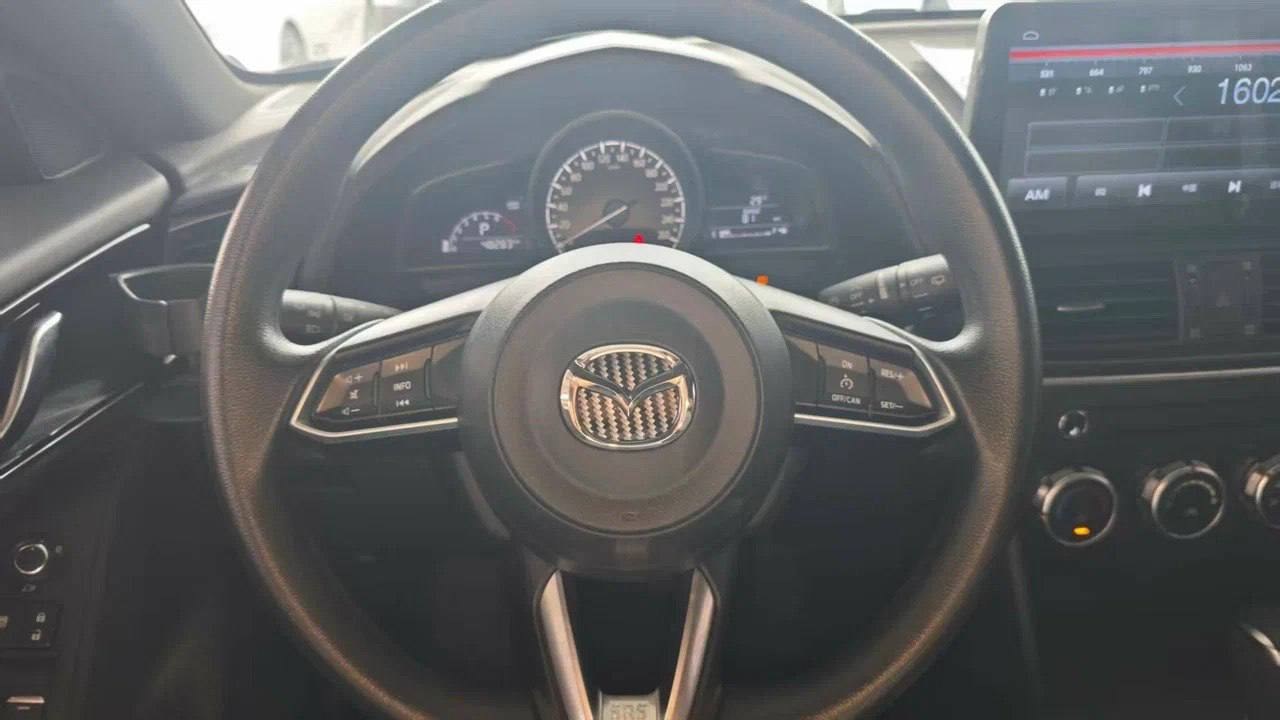 Mazda CX-4 2023, наш лот, руль и приборная панель