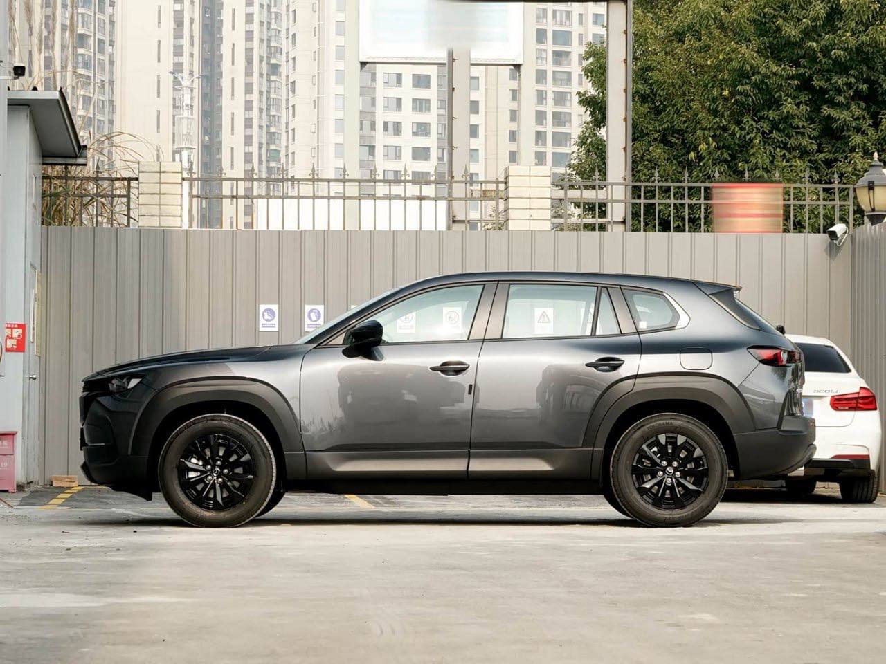 Mazda CX-50 в профиль: длинный капот, чёрные накладки арок, 4,78 метра длины