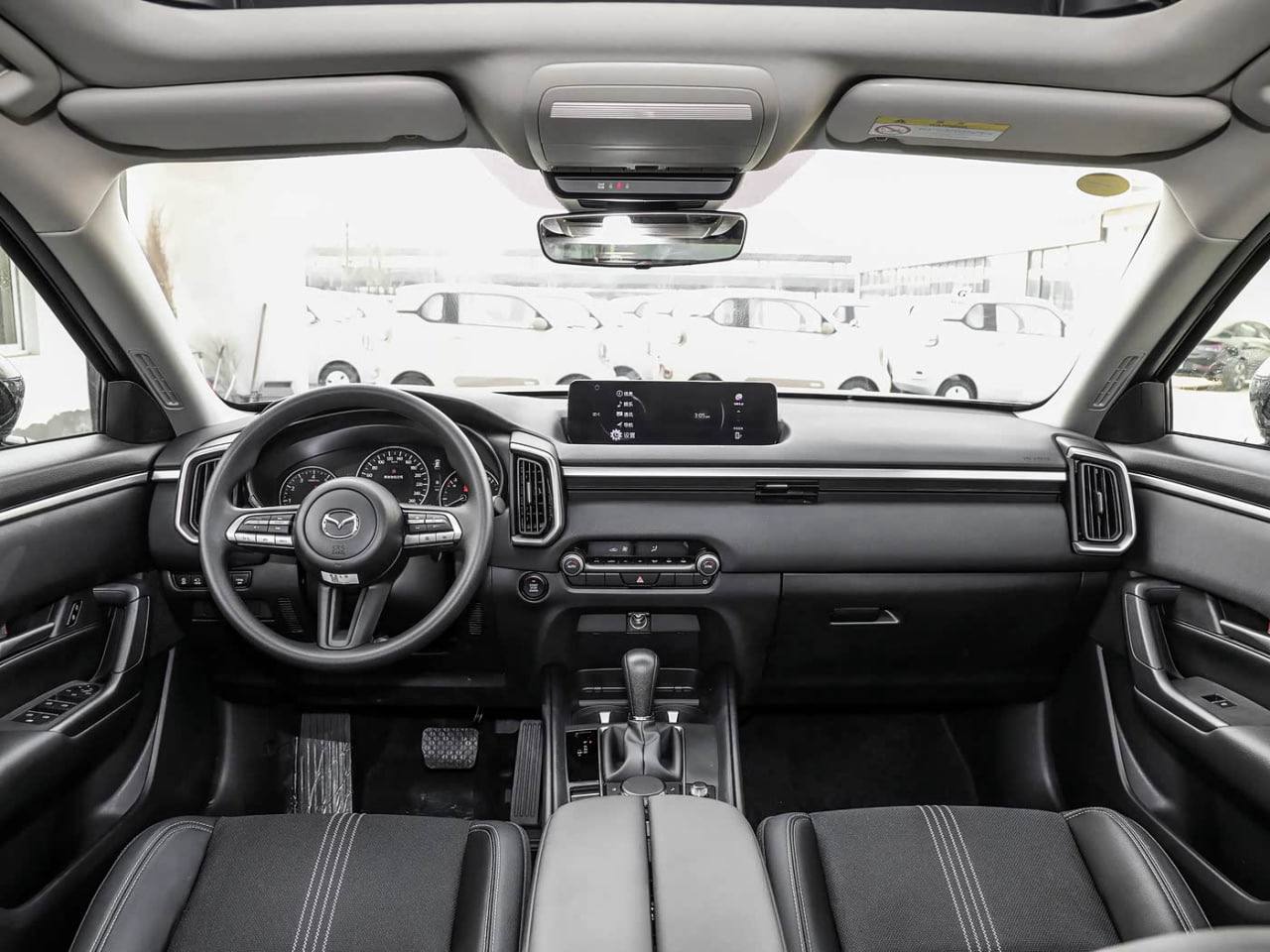 Передняя панель Mazda CX-50: физические кнопки, рычаг автомата, экран 10 дюймов