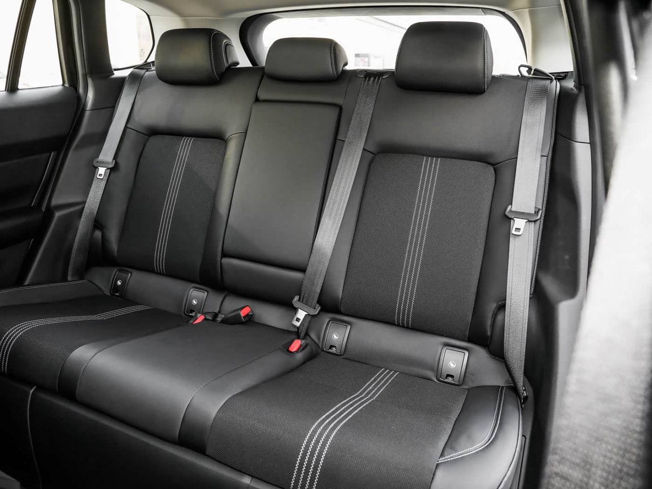 Задний ряд Mazda CX-50: широкий диван, подлокотник, два USB-разъёма