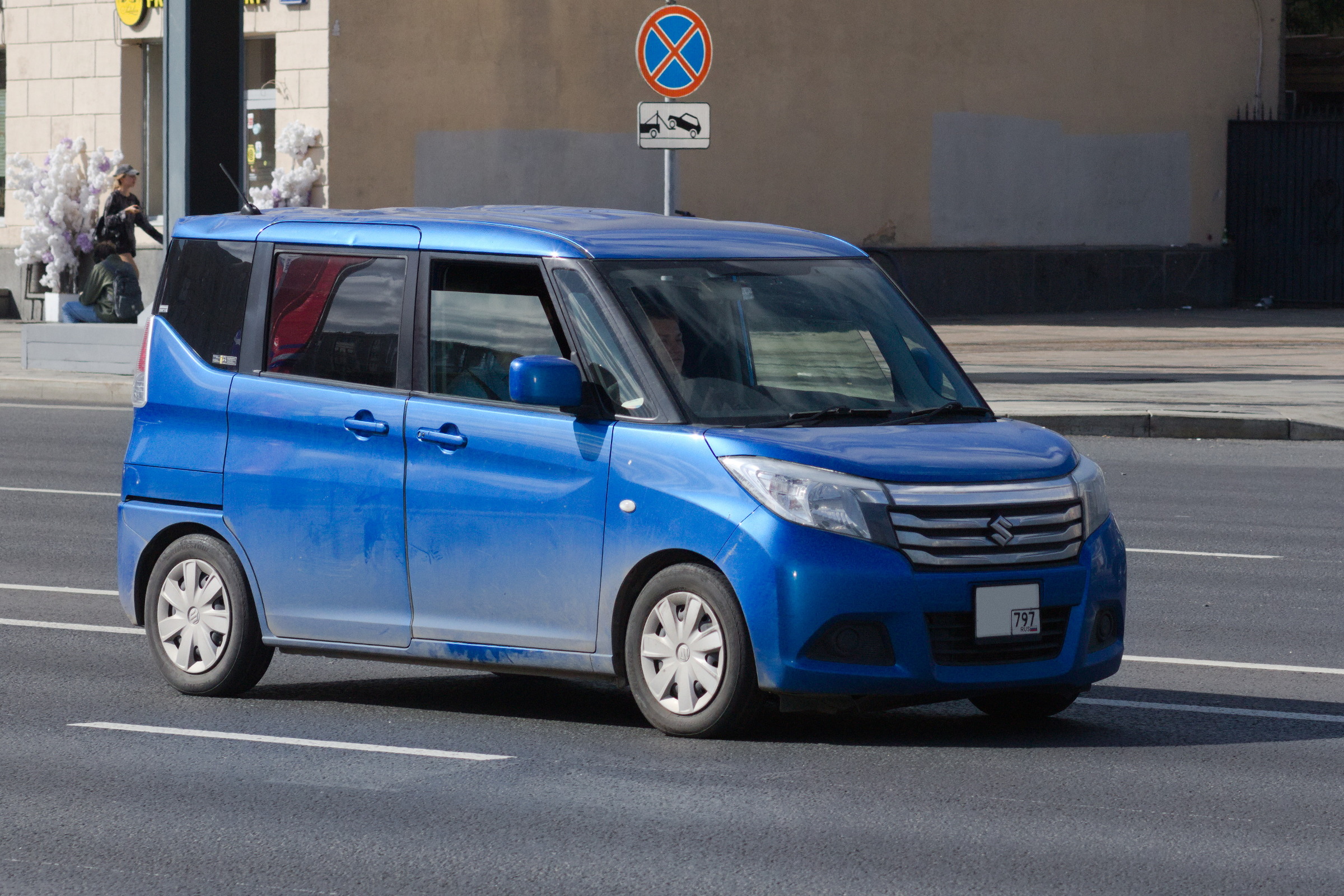 Компактвэн Suzuki Solio, близнец Mitsubishi Delica D:2, в движении по городской улице