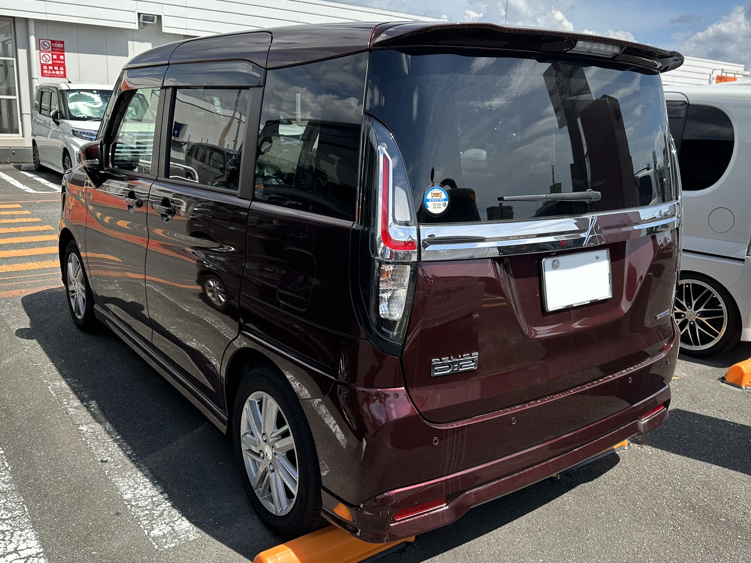 Mitsubishi Delica D:2 третьего поколения, вид сзади 3/4
