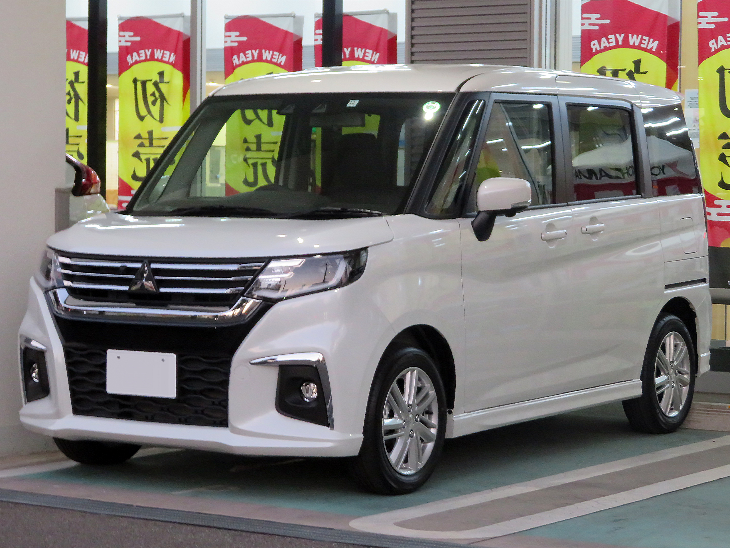 Mitsubishi Delica D:2 HYBRID MZ 4WD третьего поколения, вид 3/4