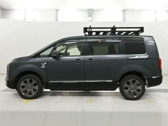 Mitsubishi Delica D:5 Jasper, вид сбоку, экспедиционный багажник на крыше (2/4)