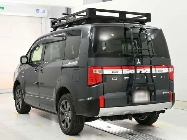 Mitsubishi Delica D:5 Jasper, вид сзади, лестница на двери багажника (3/4)