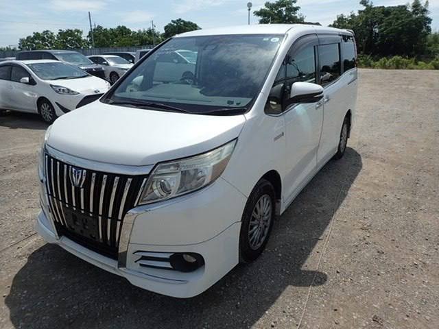 Toyota Esquire Hybrid Gi 2015, спереди 3/4