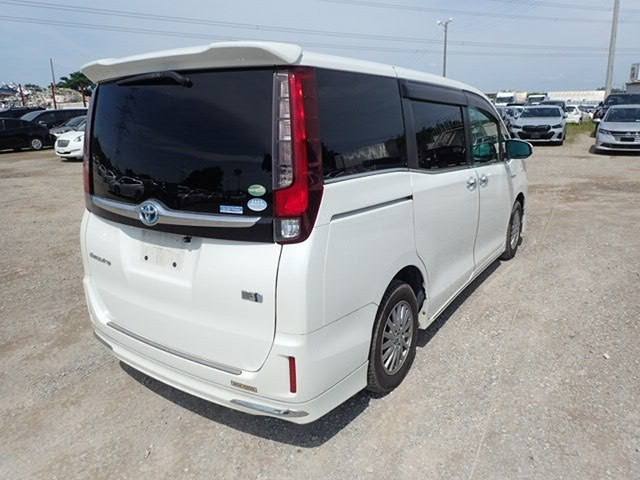 Toyota Esquire Hybrid Gi 2015, сзади 3/4