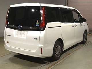 Toyota Esquire Hybrid Gi 2017, лот, сзади 3/4