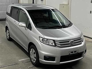 Honda Freed Spike 4WD 2014, лот, спереди 3/4