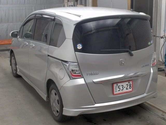 Honda Freed Hybrid GP3 2014, лот, сзади 3/4