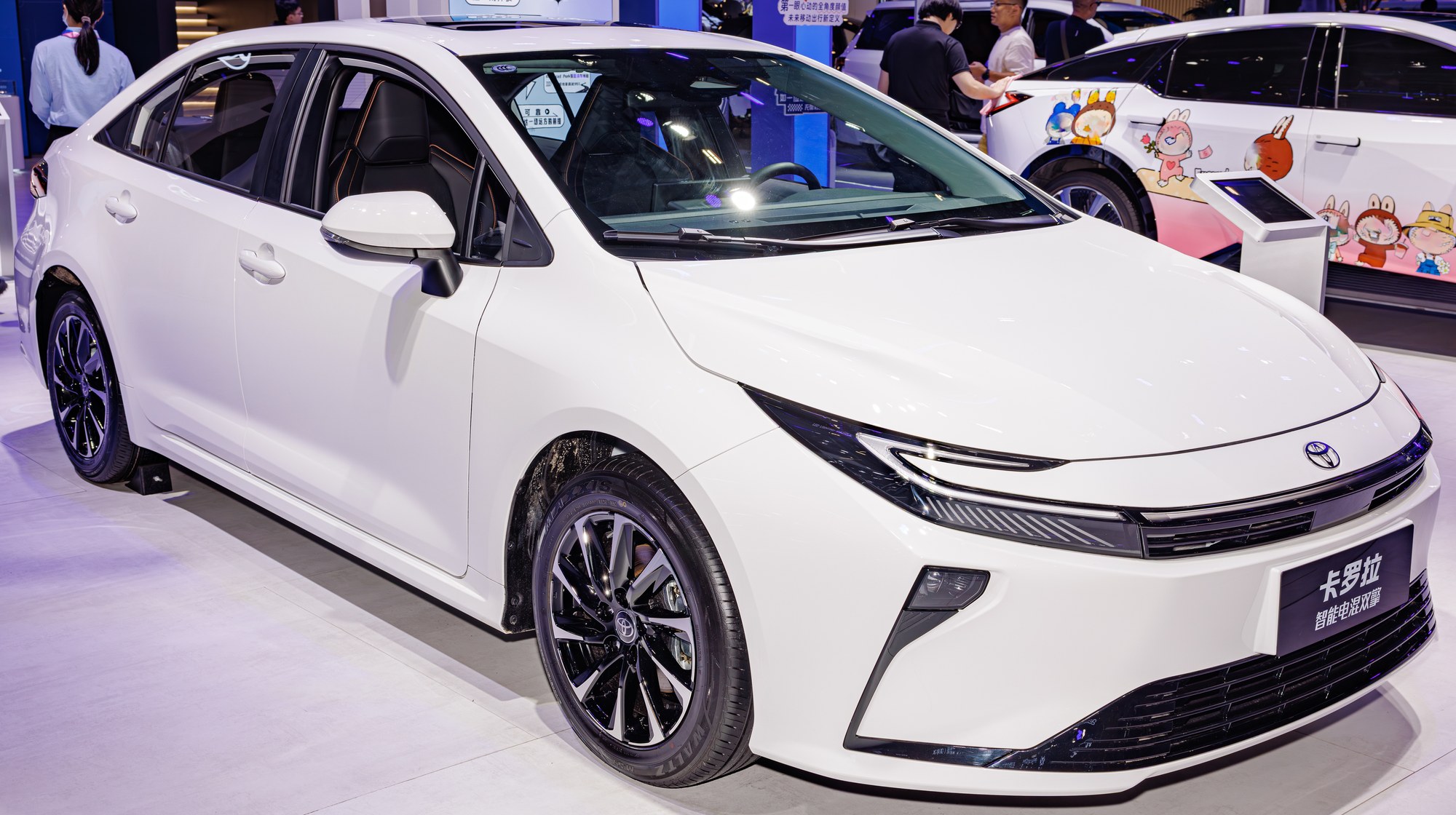 Toyota Corolla Hybrid для китайского рынка, седан E210 с синей эмблемой гибрида