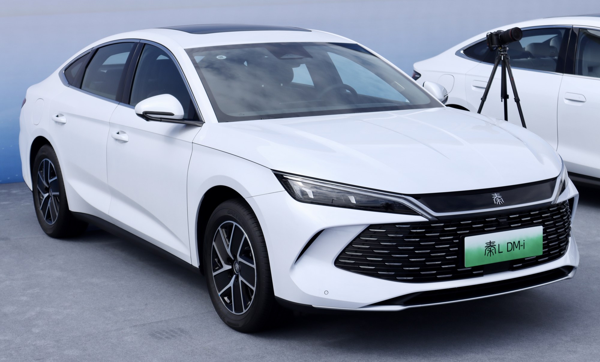 BYD Qin L DM-i, подключаемый гибрид с суммарной мощностью в паспорте