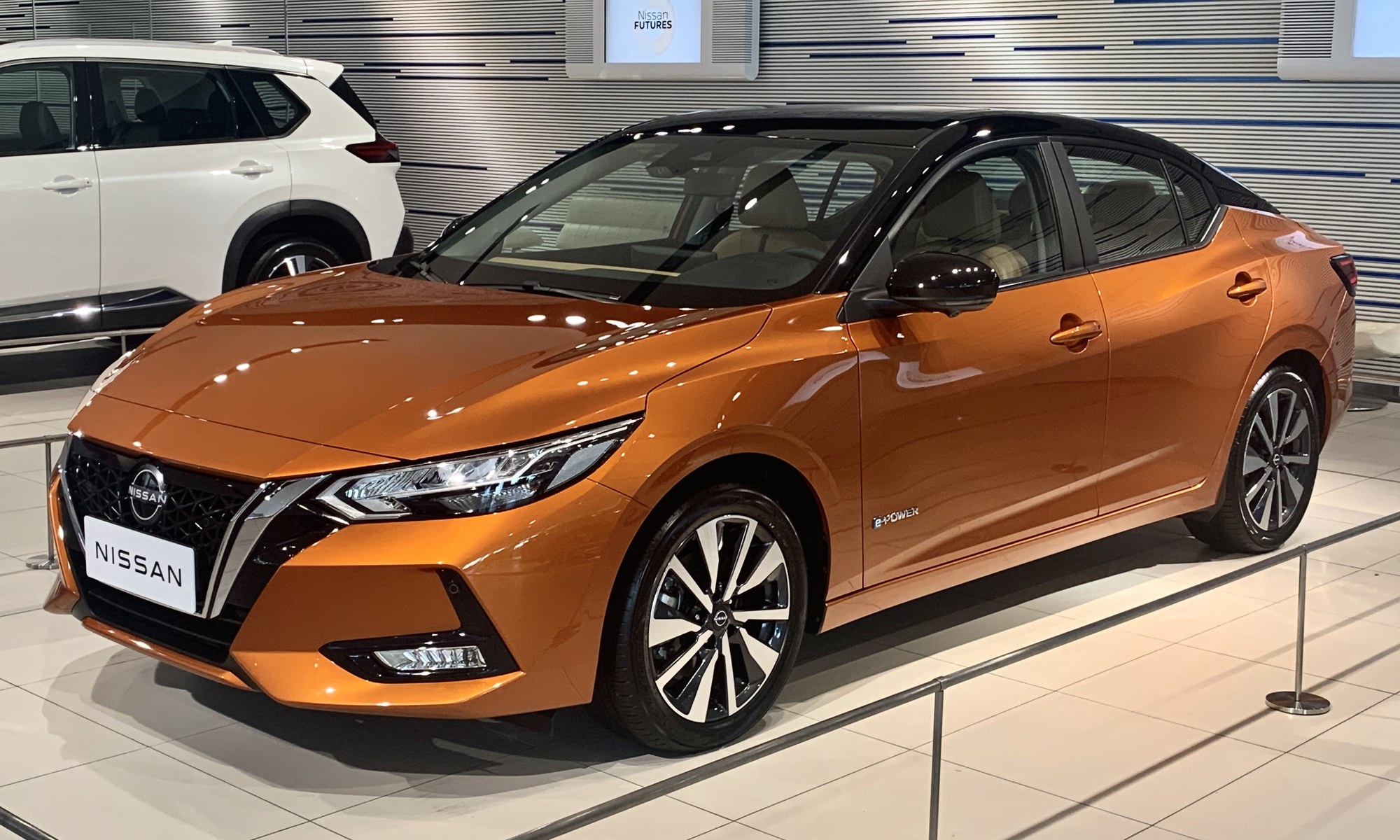 Nissan Sylphy e-Power для китайского рынка, левый руль, шильд e-POWER на переднем крыле