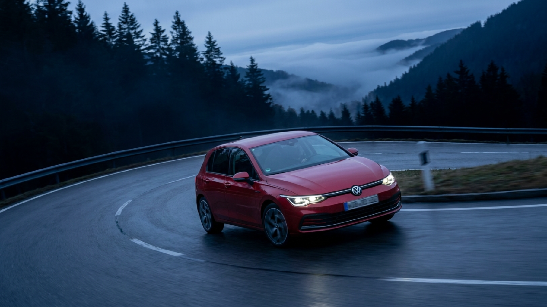 Volkswagen Golf 8 на горном серпантине, утренний туман в долине