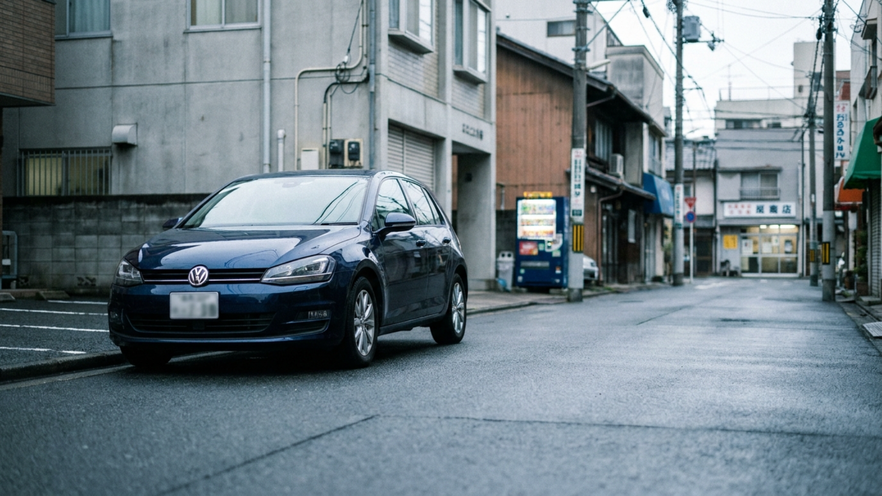 Volkswagen Golf 7 с правым рулём на японской городской улице, дневной свет