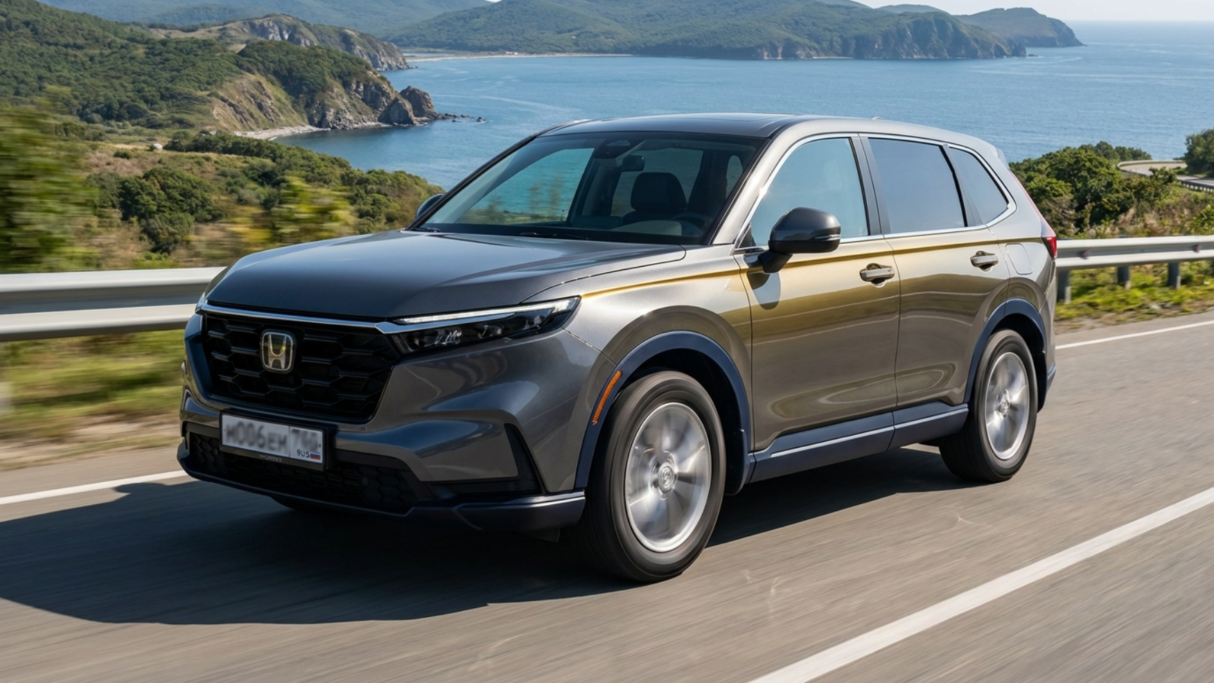 Honda CR-V шестого поколения в движении на приморской трассе под Владивостоком в ясный день