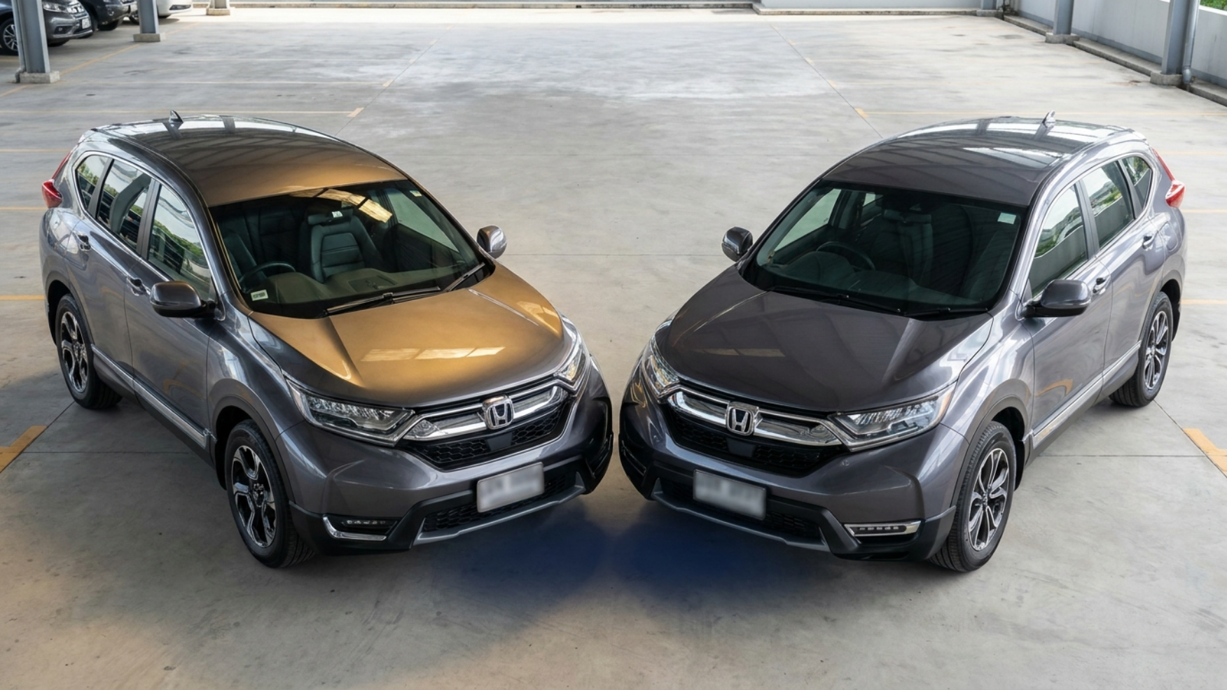 Праворульная японская Honda CR-V RW и леворульная китайская CR-V RW носом к носу под углом на стоянке дилера