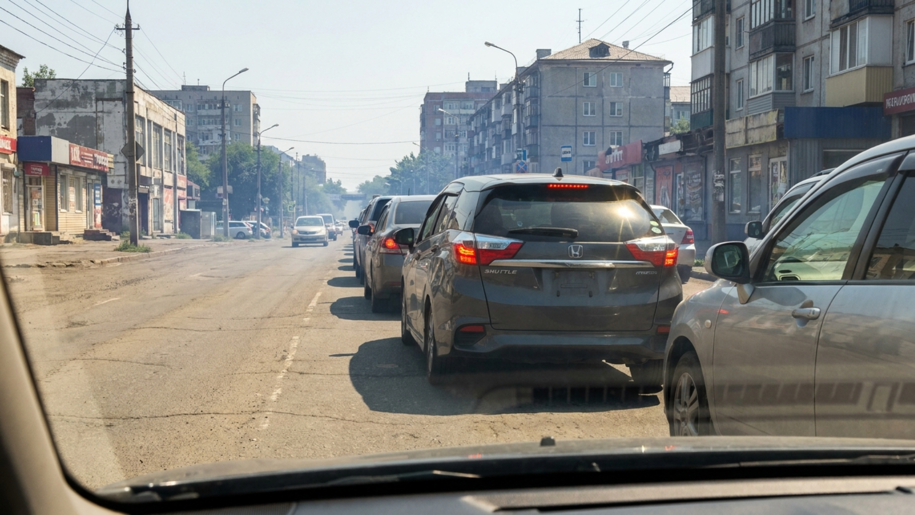Летняя городская пробка, вид на поток машин — режим, в котором перегревается робот Honda Shuttle