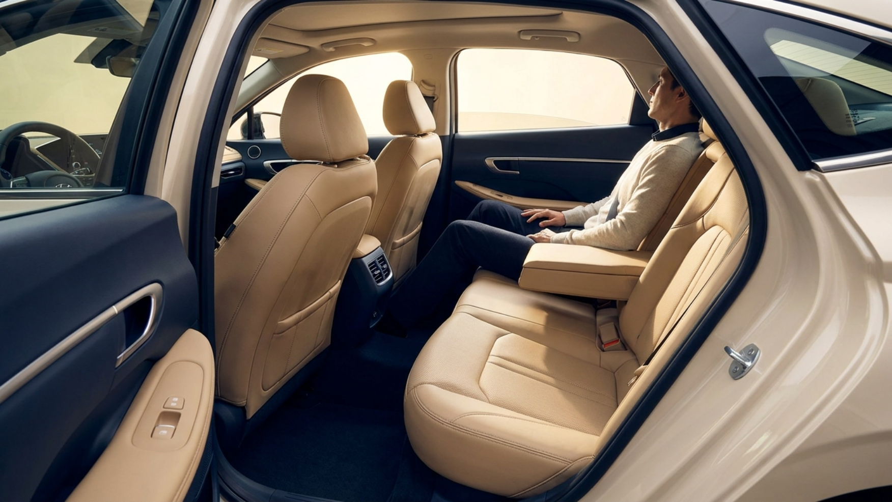 Просторный задний ряд Hyundai Sonata — за что любят большой седан