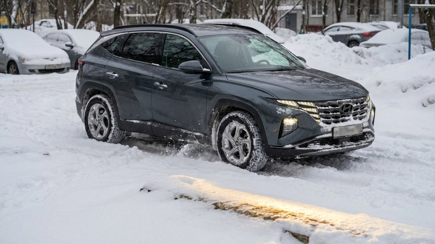 Hyundai Tucson NX4 с полным приводом уверенно идёт по заснеженной нечищенной дворовой дороге