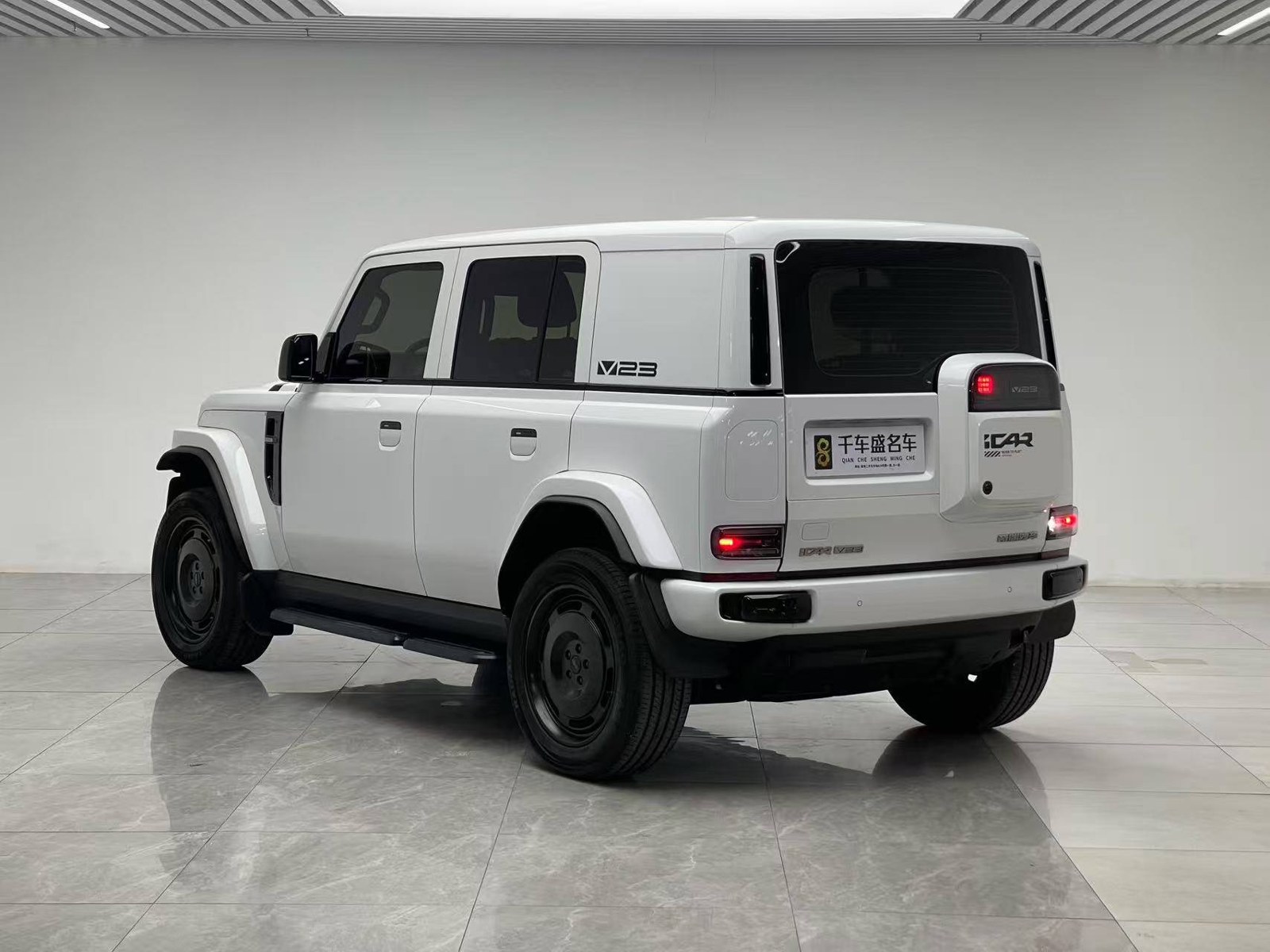 iCar V23 белый, наш лот, сзади 3/4