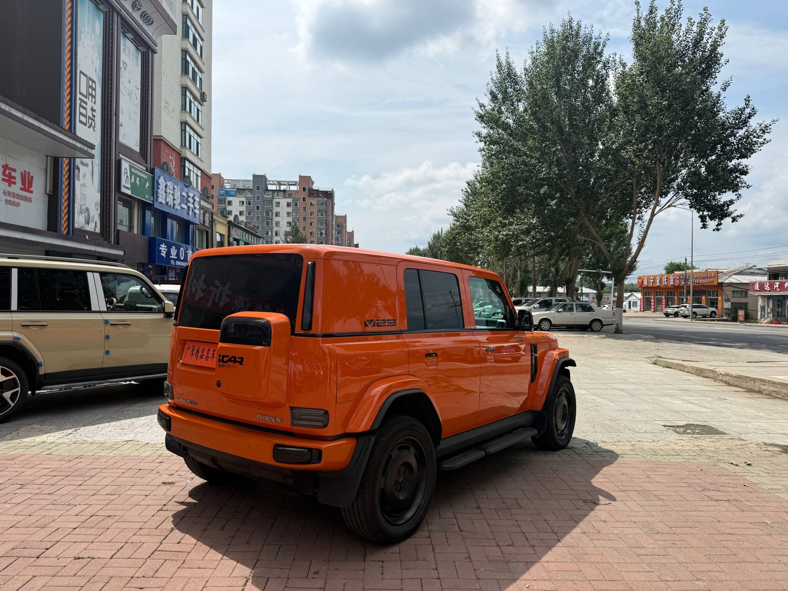 iCar V23 оранжевый, наш лот, сзади 3/4