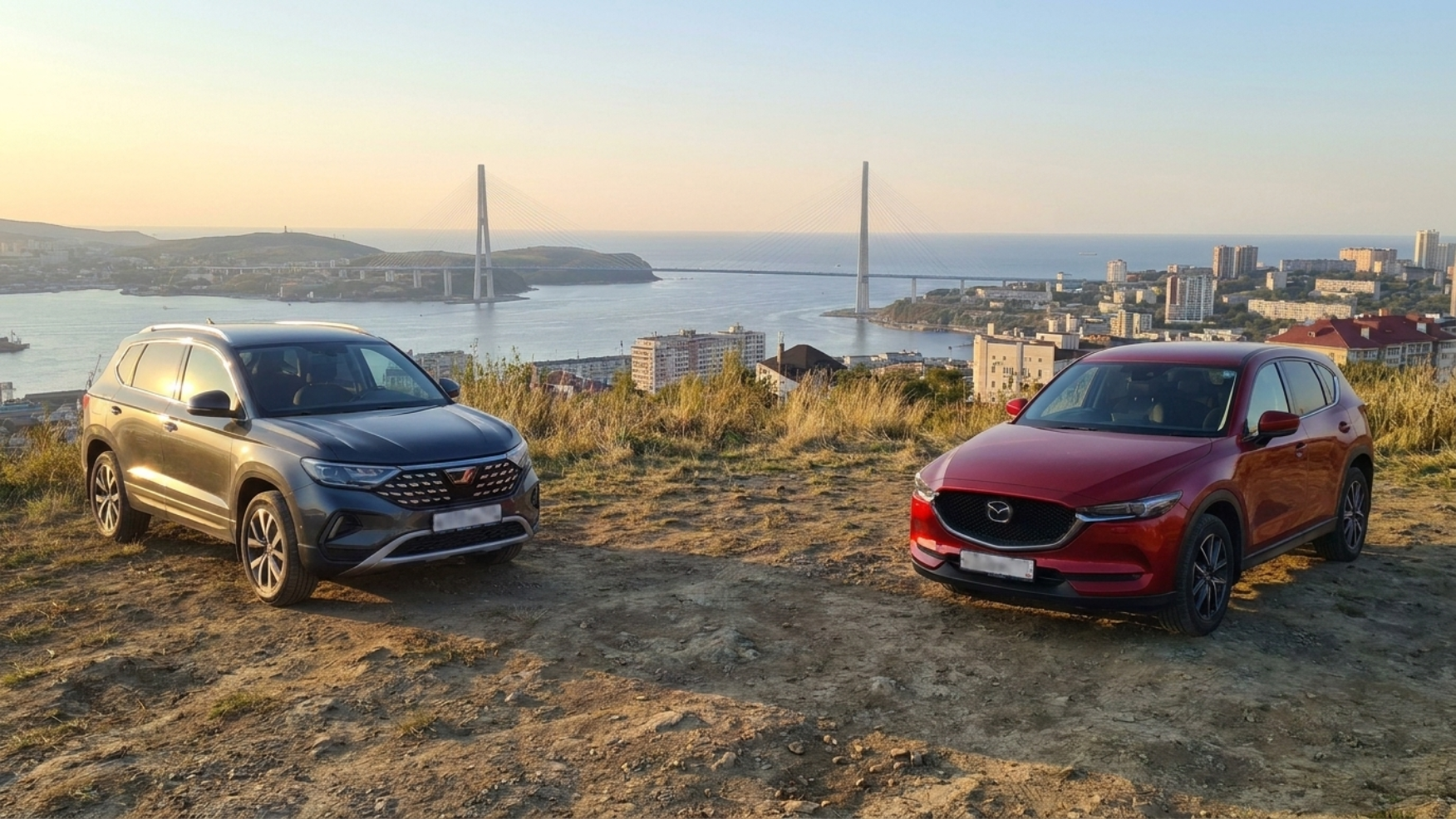 Jetta VS8 2026 и Mazda CX-5 стоят нос к носу под углом на смотровой над бухтой