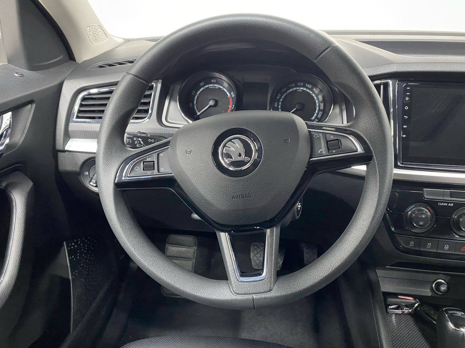 Skoda Kamiq 2022 из Китая, наш лот, руль и приборная панель