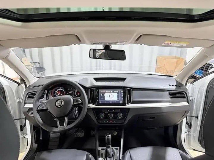 Skoda Kamiq 2023 из Китая, передняя панель и крыша