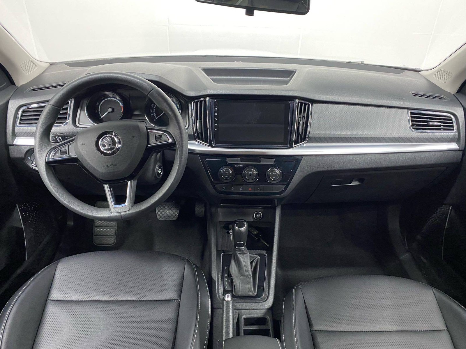 Передняя панель Skoda Kamiq из Китая: мультимедиа, климат и селектор автомата
