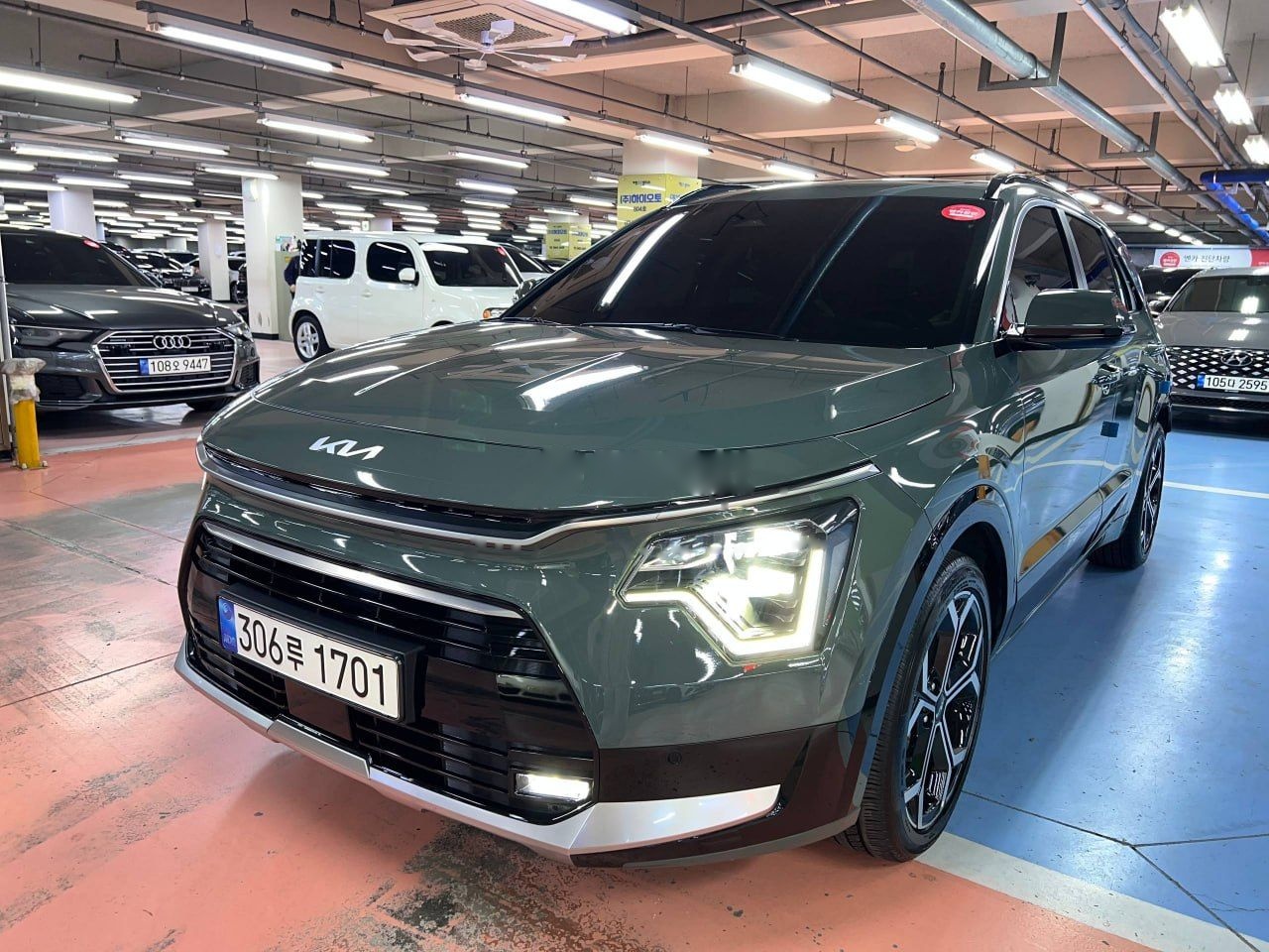 Kia Niro на подземной стоянке дилера в Корее, гибрид на бензине, а не электромобиль (2/6)